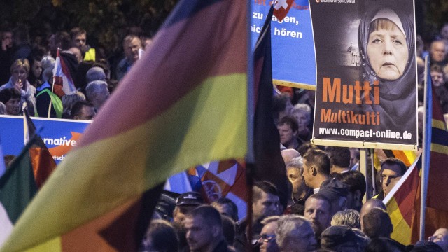 Protesto. Imagem alterada de Merkel em manifestação partidária contra “imigração descontrolada” na Alemanha