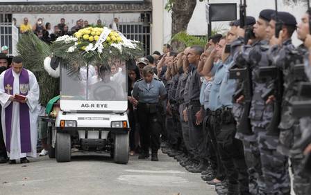 Amigos e parentes participaram do enterro do PM morto 01/10/2015