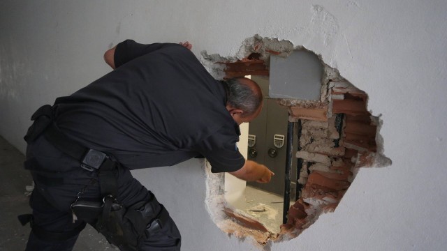 Um buraco foi feito na parede da agência