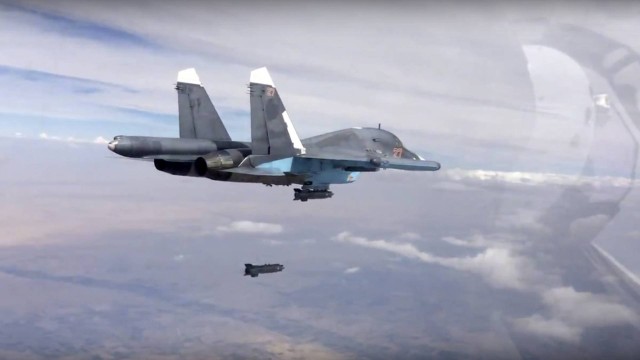 Um caça russo Su-34 em ação na Síria: países nórdicos se reforçam contra poderio de Moscou