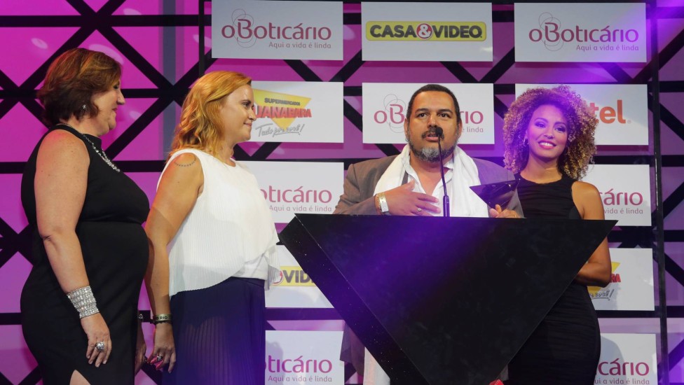 A novela "Meu pedacinho de chão" ganhou na categoria Maquiagem, prêmio entregue pela atriz Sheron Menezzes