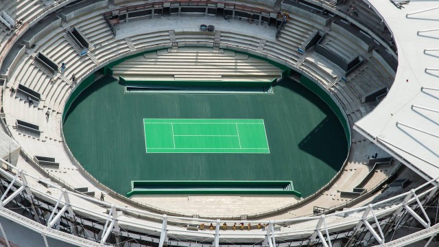 Quadra central do Centro Olímpico de Tênis da Rio-2016 recebe pintura e está pronta