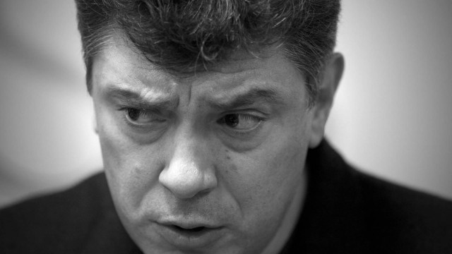 Nemtsov foi atingido por quatro tiros nas costas durante passeio perto do Kremlin