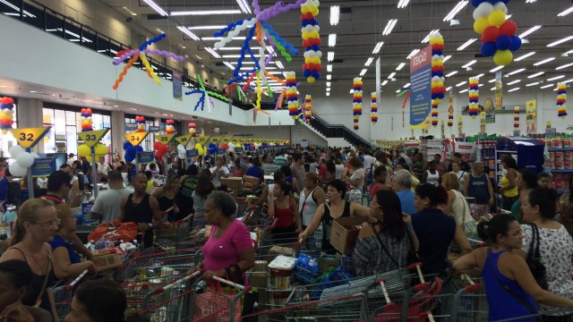 Filas já são enormes no supermercado Guanabara de Vila Isabel, na Zona Norte do Rio