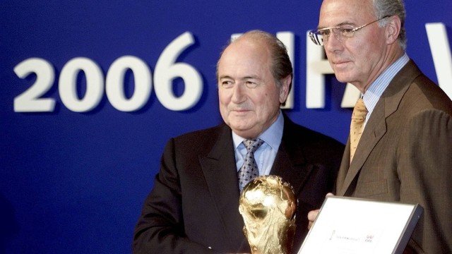 Federação Alemã investiga pagamento de 6,7 milhões de euros à Fifa feito por Comitê da Copa de 2006. Franz Beckenbauer (D) comandava o COL