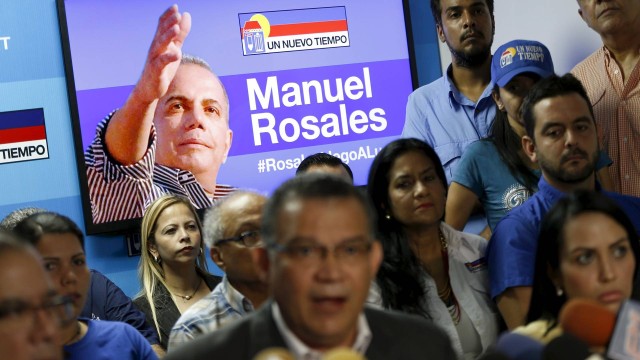 Preso. Com imagem de Manuel Rosales ao fundo, líderes de seu partido UNT dão entrevista um dia após sua detenção