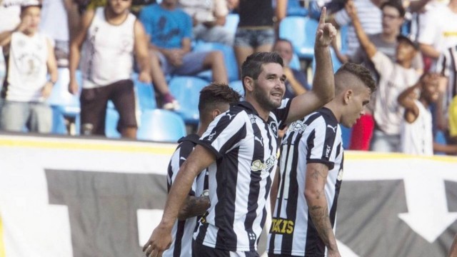 Navarro, ao lado de Neilton e Octavio, comemora o gol que abriu o placar