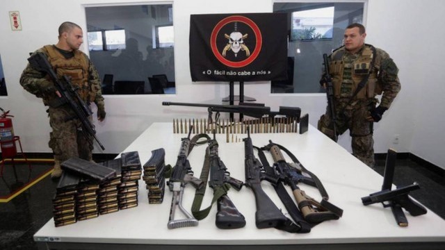O fuzil ponto 50 e outras armas apreendidas com os seis criminosos presos