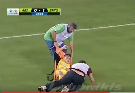 Maqueiro derruba jogador lesionado duas vezes em partida pela Série B da Grécia