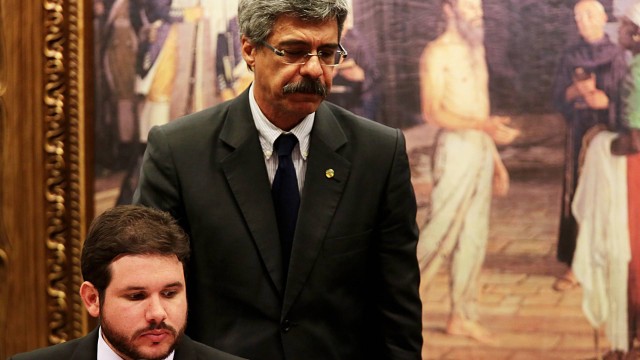 Os deputados Hugo Motta (PMDB-PB), presidente da CPI, e o relator, Luiz Sérgio (PT-RJ), em pé, divulgam perecer final da comissão