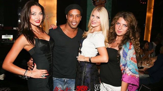 Ronaldinho Gaúcho posa com belas mulheres em festa em Dubai. Meia ainda está sem clube desde que saiu do Fluminense