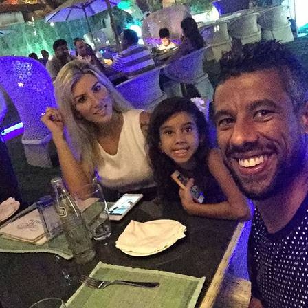 O lateral-direito Leo Moura, do FC Goa, reencontrou a mulher e filha na Índia. casal fez álbum de fotos nas redes sociais