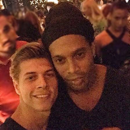 Ronaldinho Gaúcho posa com um fã em boate de Dubai