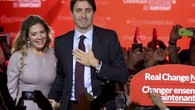 Justin Trudeau comemora a vitória ao lado de sua mulher, Sophie Gregoire, em Montreal