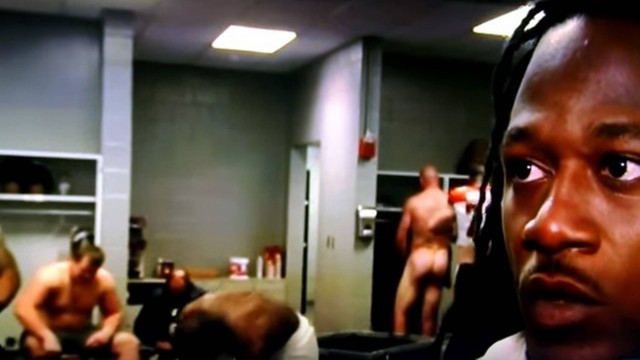 Enquanto jogador do Cincinnati Beagles concede entrevista no vestiário, companheiros aparecem pelados em vídeo