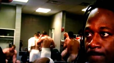 Enquanto jogador do Cincinnati Beagles concede entrevista no vestiário, companheiros aparecem pelados em vídeo