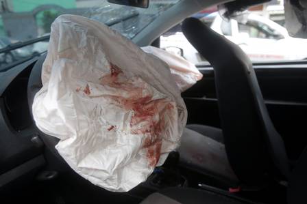 Marcas de sangue também encontradas no carro do policial