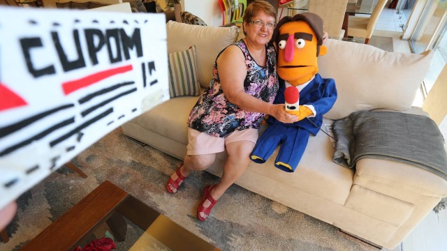 A leitora Vanda com o boneco da promoção no sofá: modelo caiu de R$ 1.190 para R$ 980