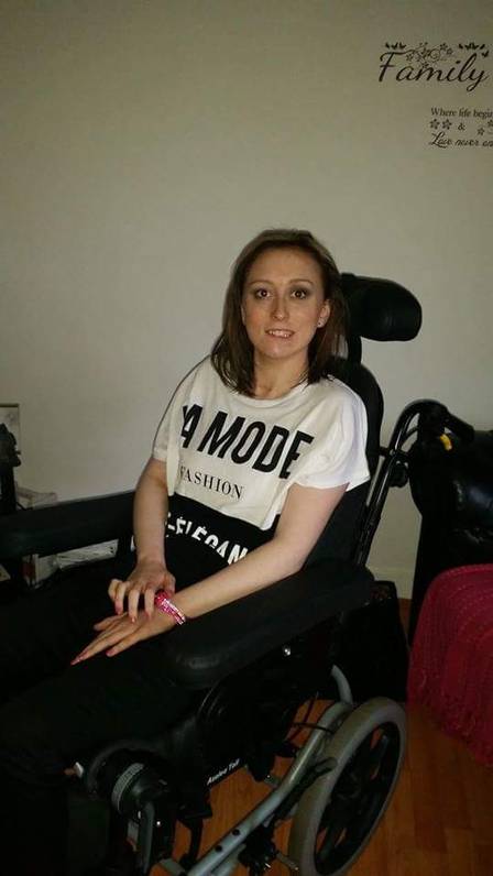Apesar de ainda precisar de ajuda da cadeira de rodas, Amy avançou bastante em seu recuperação.
