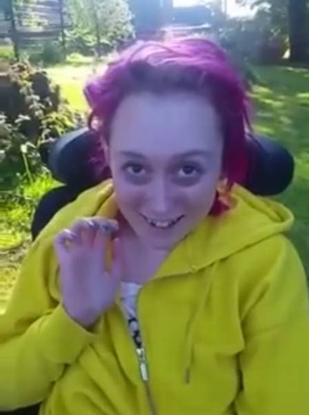 A família publicou um vídeo que chocou ao mostrar a aparência da jovem após o coma.