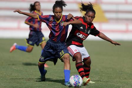 Mariana, do Barcelona, tenta passar pela defesa do Flamengo
