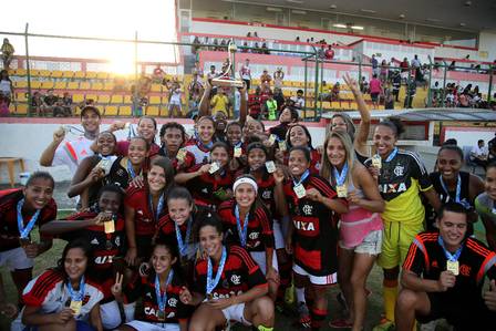Jogadoras do Flamengo comemoram o título