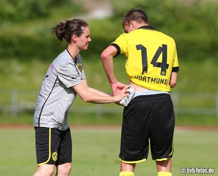 A fisioterapeuta Swantje Thomssen foi promovida para o time principal do Borussia Dortmund