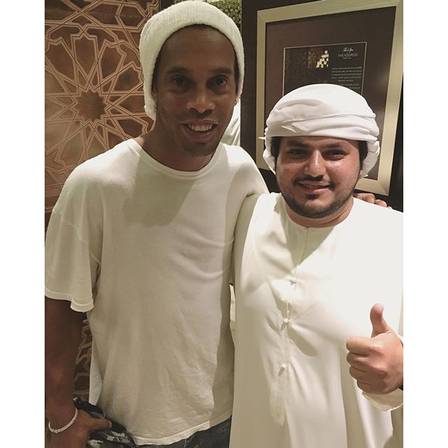 Ronaldinho posou para fotos e selfies com fãs em ‘festa do pijama’, em Dubai