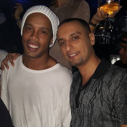 Ronaldinho posou para fotos e selfies com fãs em ‘festa do pijama’, em Dubai