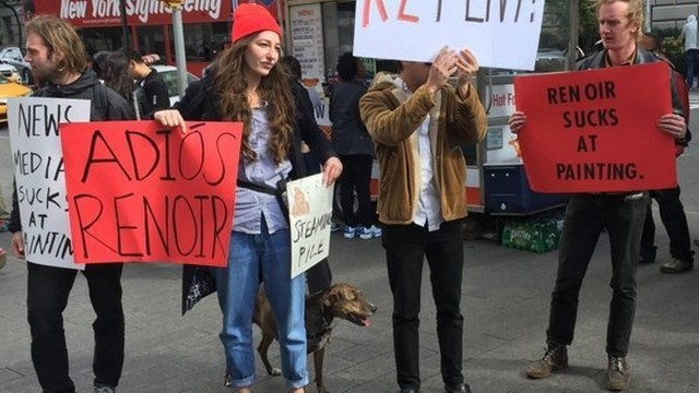 Manifestantes exibem cartazes em frente ao Metropolitan, em Nova York