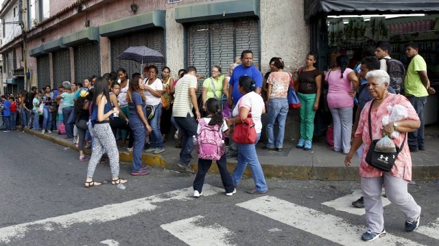 Venezuelanos fazem fila do lado de fora de um supermecado em Caracas