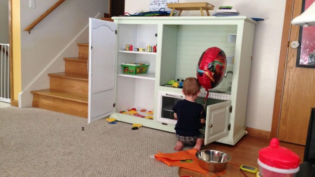 O menino Owen, de 2 anos, brinca com a cozinha feita pelo pai