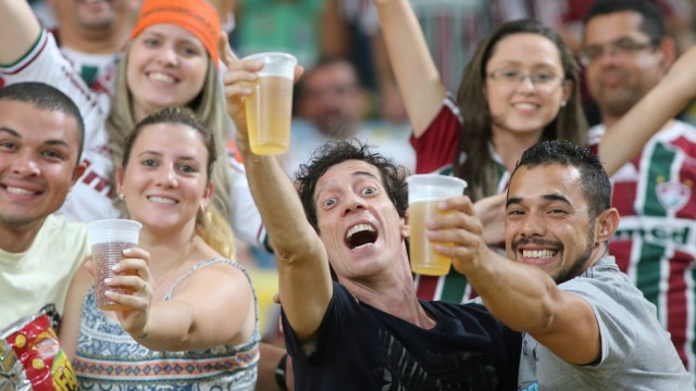 Torcedores bebem cerveja no jogo Fluminense x Palmeiras