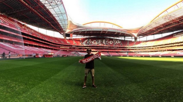 Matt Wilkinson vestiu a camisa do Benfica no Estádio da Luz
