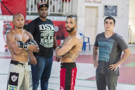 Os lutadores posam ao lado dos organizadores do evento Claudinho MMA (de preto) e Rafael Murruga (cinza)