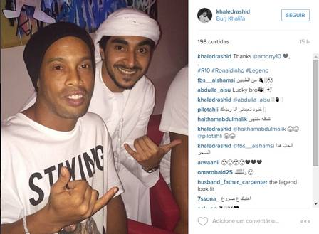 Ronaldinho Gaúcho posa para foto com fã em Dubai