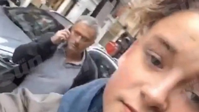 Técnico José Mourinho se irritou com um jovem de 14 anos que o filmava com o celular pela rua, em Londres