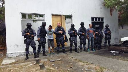 Wanderlei Silva junto com os policiais numa simulação