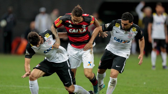 Flamengo vê G-4 se afastar com a derrota para o Corinthians