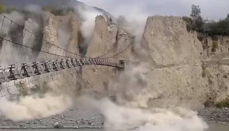 O terremoto na histórica Ponte Suspensa em Danyore, no Paquistão