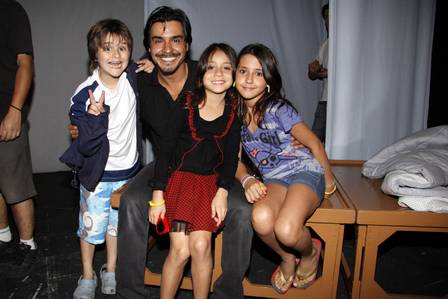 Cercado pelos filhos, Pedro Arthur, Valentina e Manuela