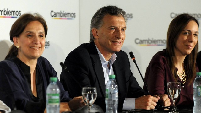 O candidato presidencial Mauricio Macri, ao lado da candidata a vice Gabriela Michetti (à esq.) e da governadora eleita de Buenos Aires, María Eugenia Vidal