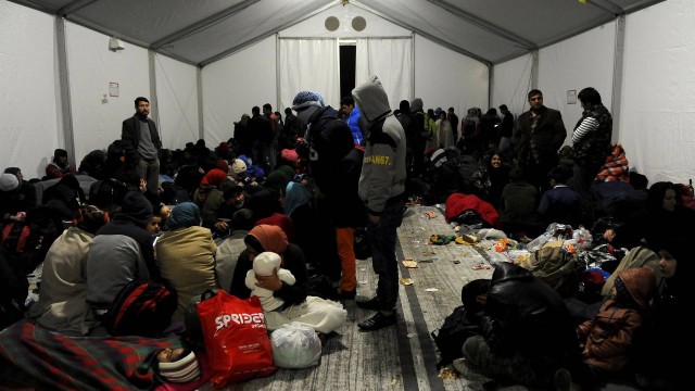 Refugiados se abrigam em uma tenda em campo de transição da ONU na fronteira da Grécia com a Macedônia, na cidade de Idomeni