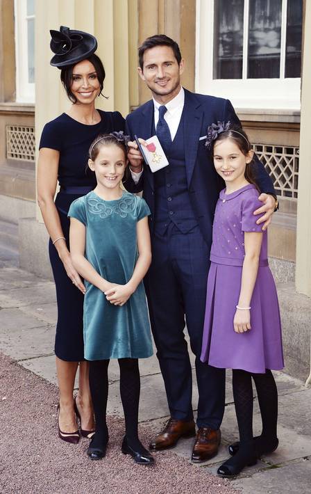 Meia Frank Lampard com a noiva, a apresentadora de TV Christine Bleakley, e as duas filhas, Isla (E) e Luna