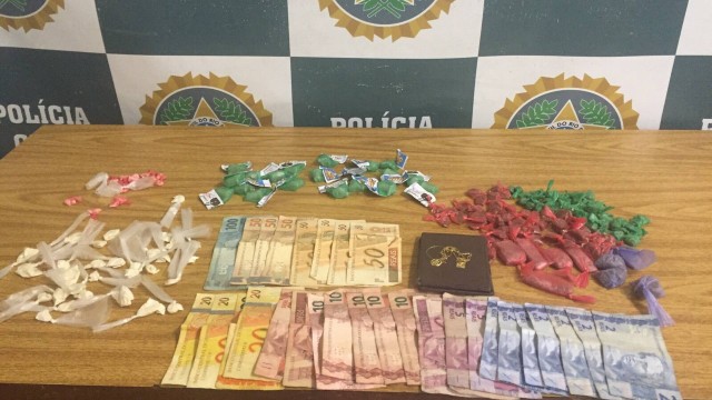 Drogas e dinheiro encontrados com adolescente perto de escola no Centro do Rio
