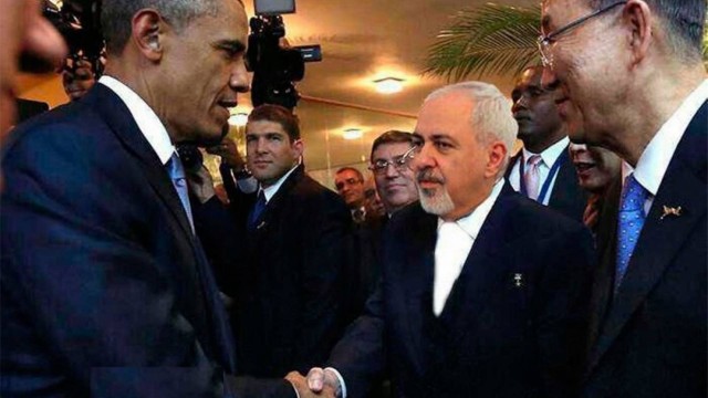 Javad Zarif, e o presidente americano, Barack Obama, apertam as mãos