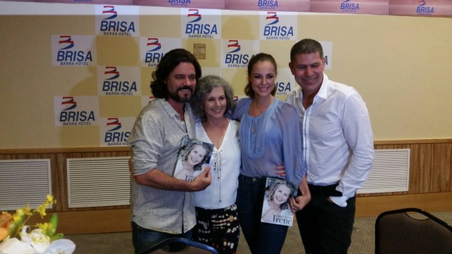 Irene Ravache com os colegas de “Além do tempo” Felipe Camargo e Paolla Oliveira