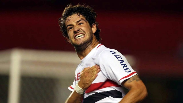Pato comemora gol pelo Tricolor