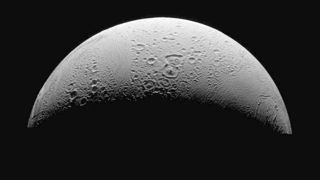 Encélado, uma das luas de Saturno, é considerada o local conhecido mais propício para existência de vida extraterrestre