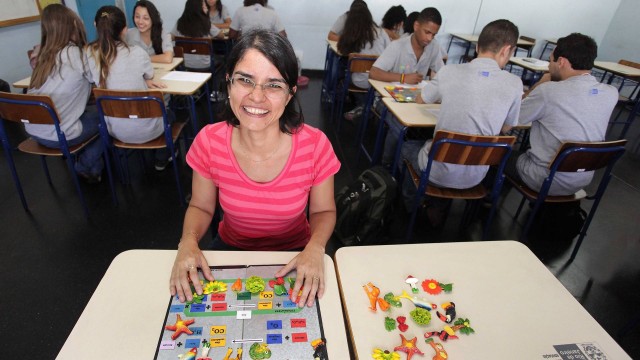 Professora da rede estadual, Luciana criou um jogo de tabuleiro para facilitar aprendizagem da fotossíntese e respiração